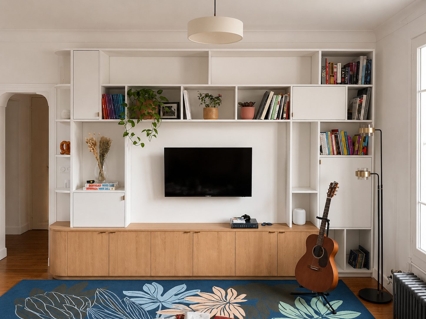 Bibliothèque et meuble TV sur mesure en chêne et laqué blanc, projet Rives de Marne à Arcachon